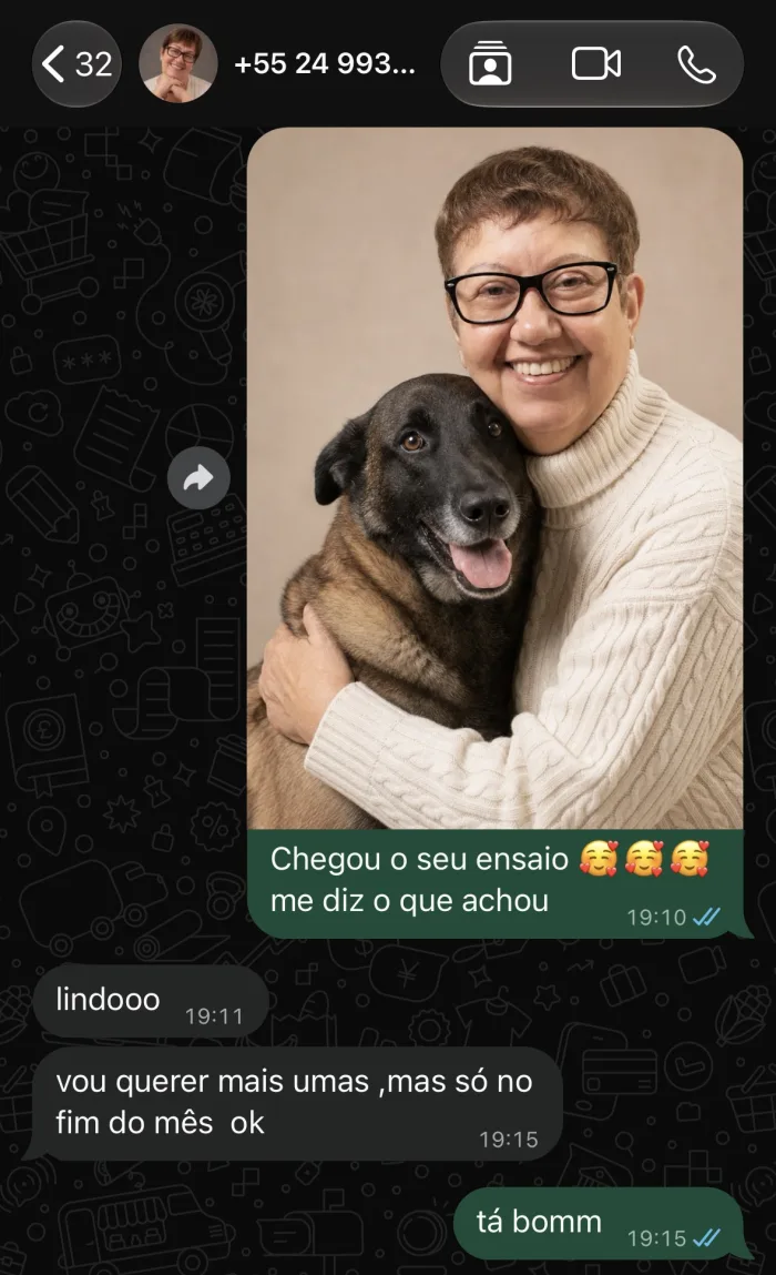 Print do WhatsApp com retrato de tutora e cão; a cliente diz que ficou lindo e vai querer mais fotos.